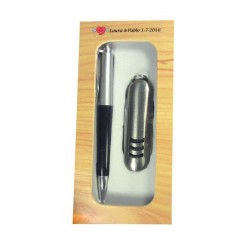 Navaja y bolígrafo en caja de madera personalizada para bodas