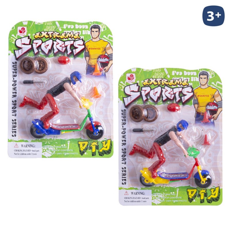 Patinete con figura y accesorios 2 c 12 cm