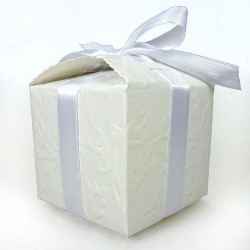 Bálsamo labial presentado en caja de regalo con adhesivo navideño