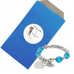 Pulsera en sobre kraft azul con adhesivo personalizado con nombre de invitada y novios para bodas