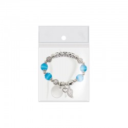 Pulsera en sobre kraft azul con adhesivo personalizado con nombre de invitada y novios para bodas