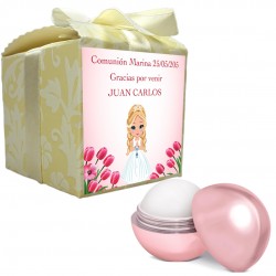 Bálsamo labial rosa presentado en caja con adhesivo comunión personalizado con nombre de invitada