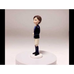 Figura de tarta comunión niño moreno con pantalón corto