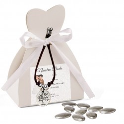 Pulsera árbol de la vida con nombre de invitada en adhesivo presentada en cajita novia