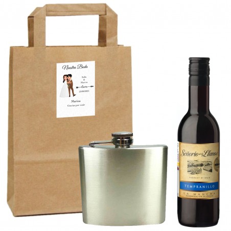 Vino y petaca con nombre de invitado en adhesivo presentado en bolsa kraft