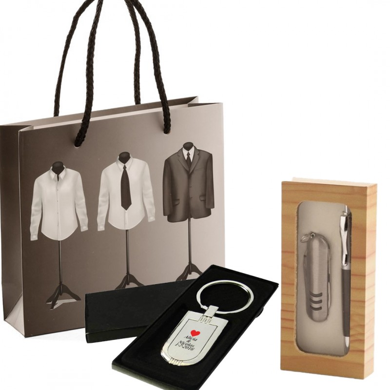 Llavero personalizado con nombre de los novios y set de bolígrafo con navaja presentados en bolsa boda