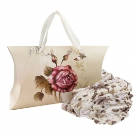 Pashmina con colgante corazón en caja de cartón con asas